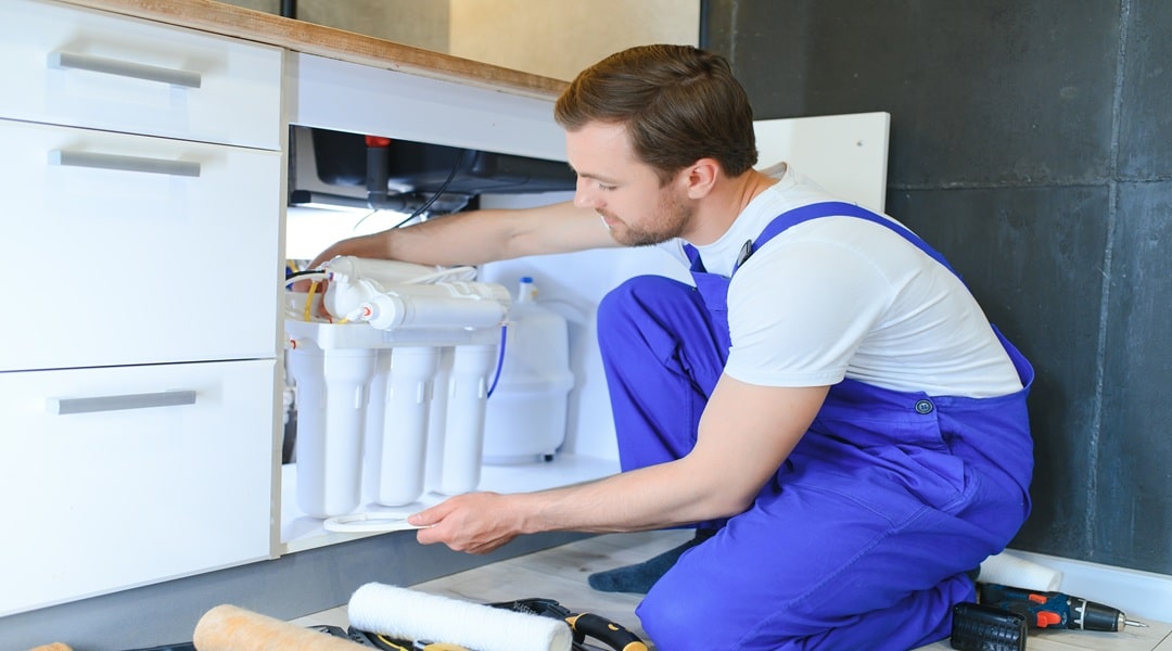 plumber change the water filter
